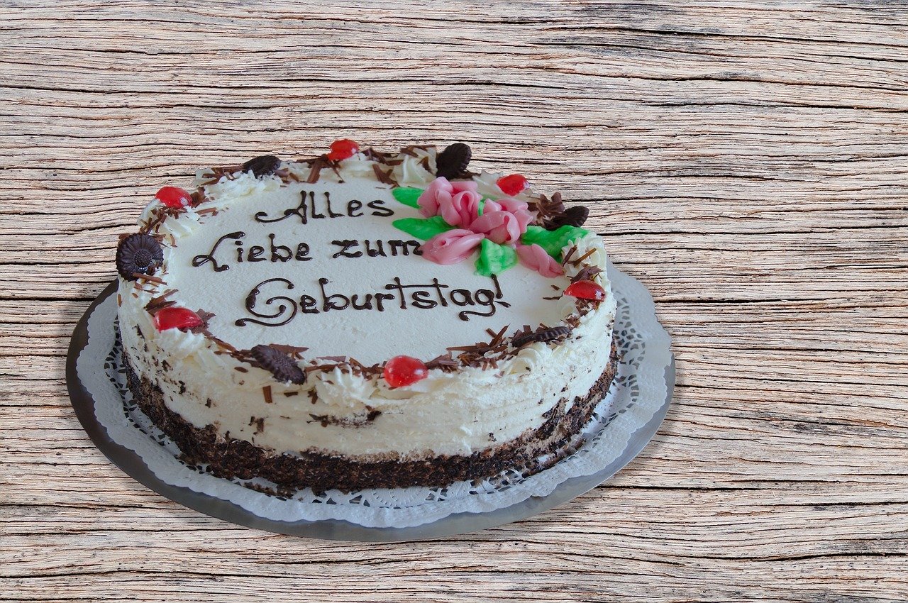 Alles Liebe zum Geburtstag! written on a cake