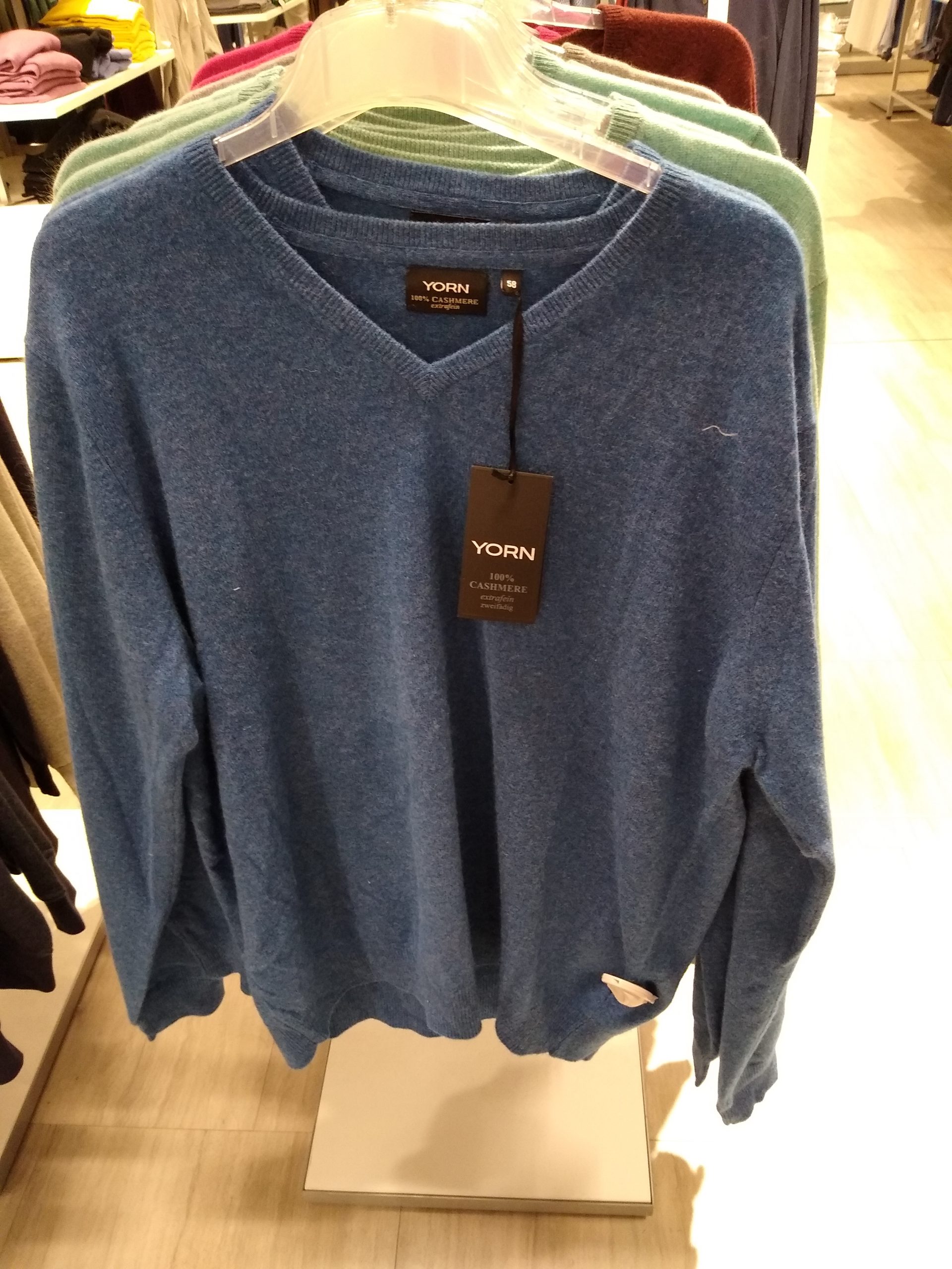 blauer Pullover