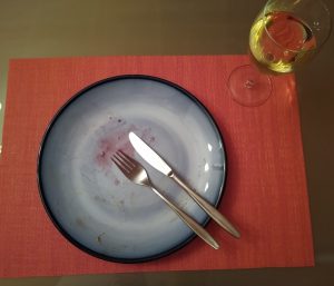 fork and knife at 4 o'clock