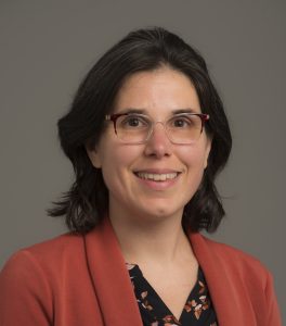 Portrait souriant de Jessica Miller, une femme avec des lunettes et des cheveux châtains mi-longs.